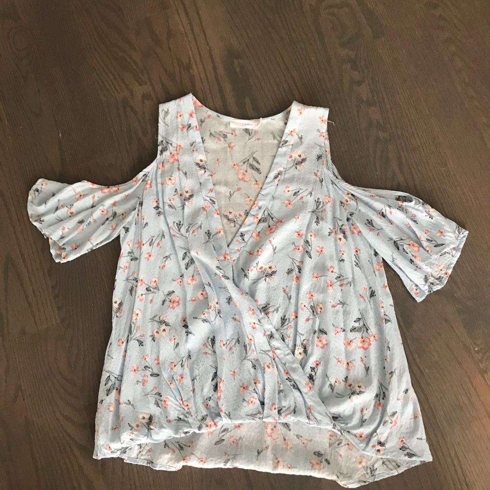 Lush-romantic open-shoulder blouse. Size sm